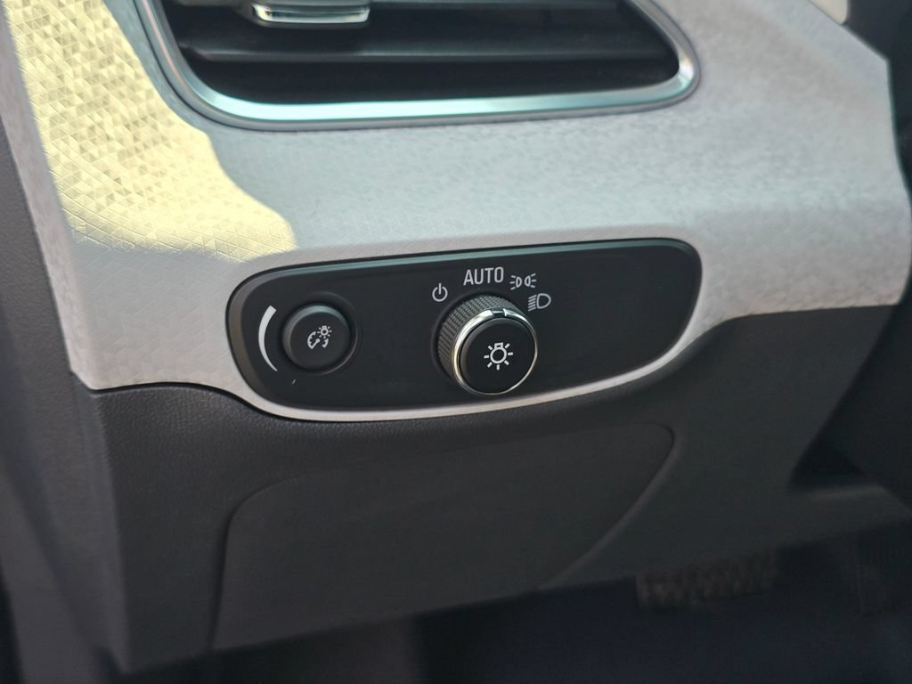 Used 2020 Chevrolet Bolt Premier w/ Infotainment Package FWD image 24