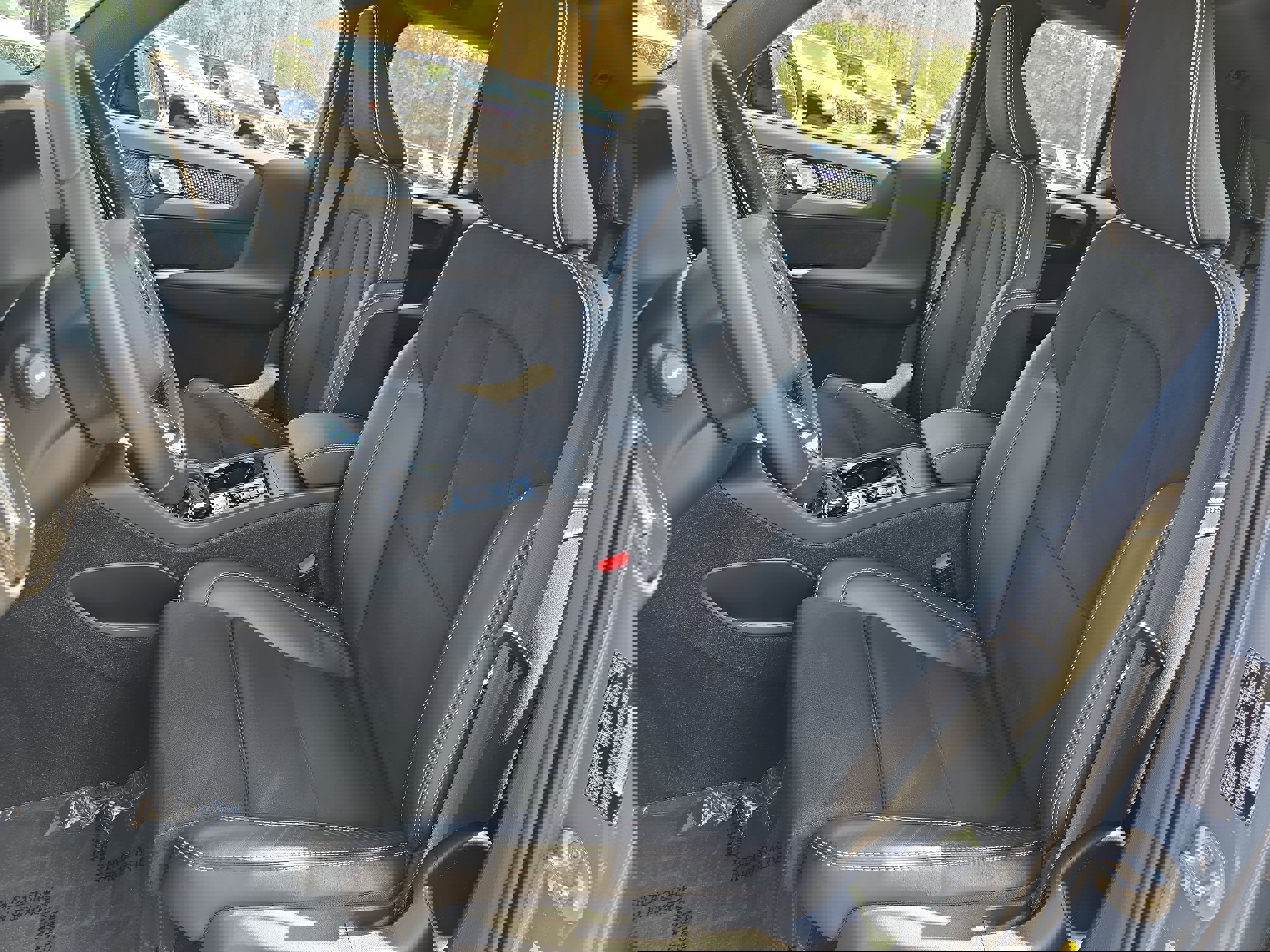 Used 2022 Volvo XC40 T5 R-Design w/ Advanced Package image 15