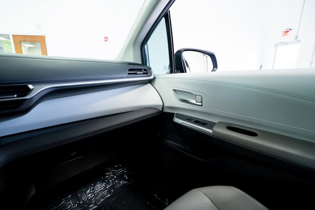 Used 2025 Toyota Sienna XLE image 40
