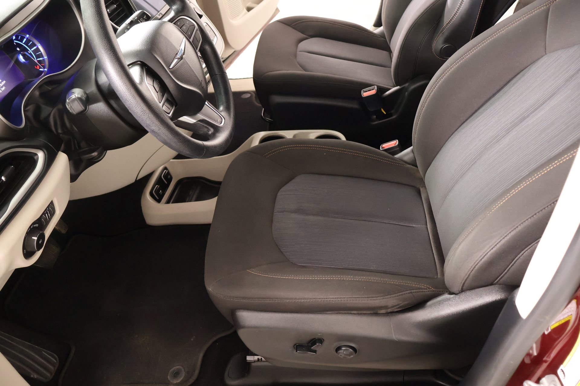 Used 2020 Chrysler Pacifica Touring image 11