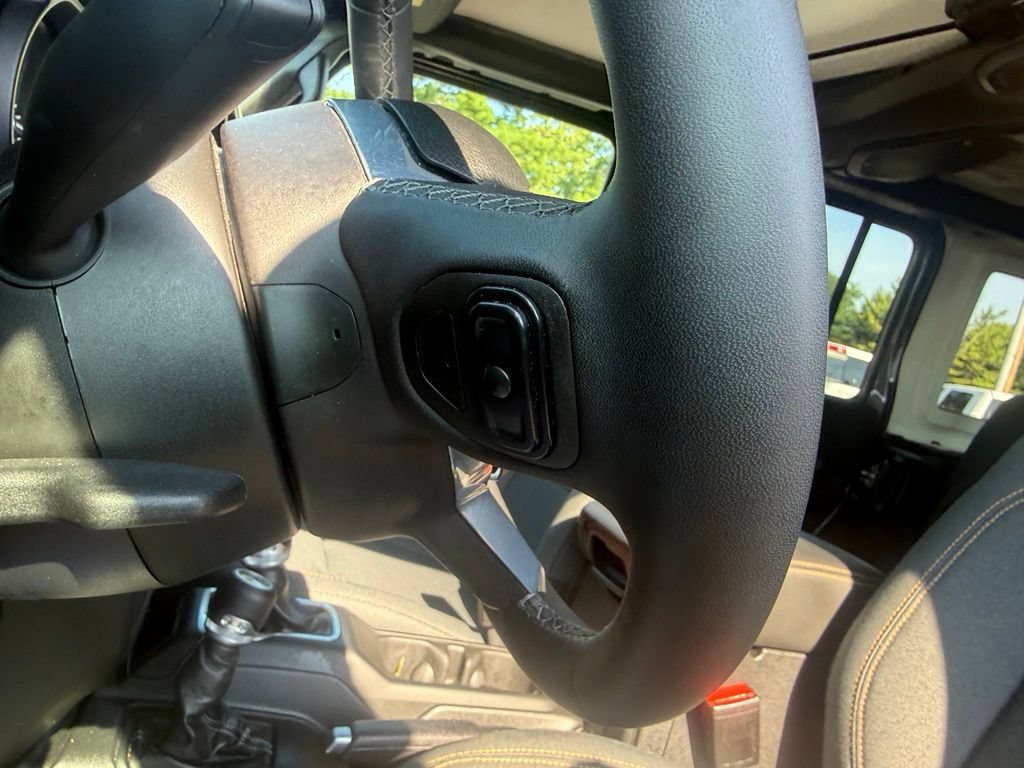 Used 2025 Jeep Wrangler Unlimited Sahara AWD/4WD image 17