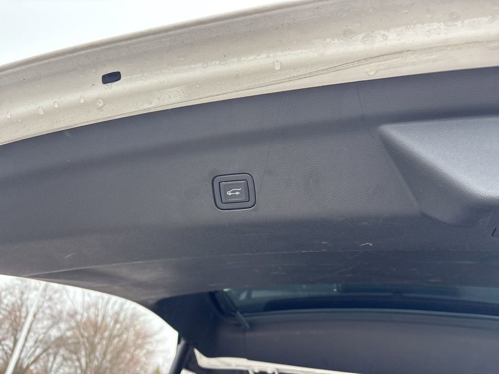 Used 2023 Chevrolet Suburban Premier image 14