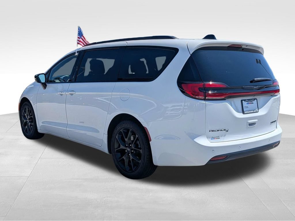 Used 2025 Chrysler Pacifica Limited FWD image 6
