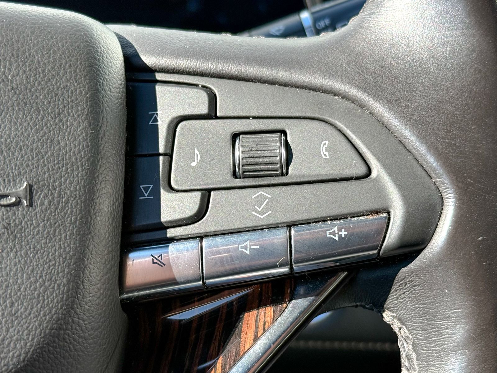 Used 2023 Cadillac Escalade Premium Luxury image 25