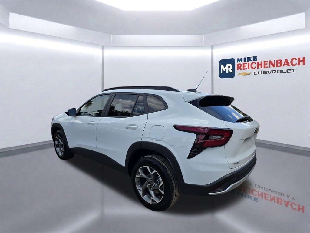 Used 2025 Chevrolet Trax LT FWD image 4