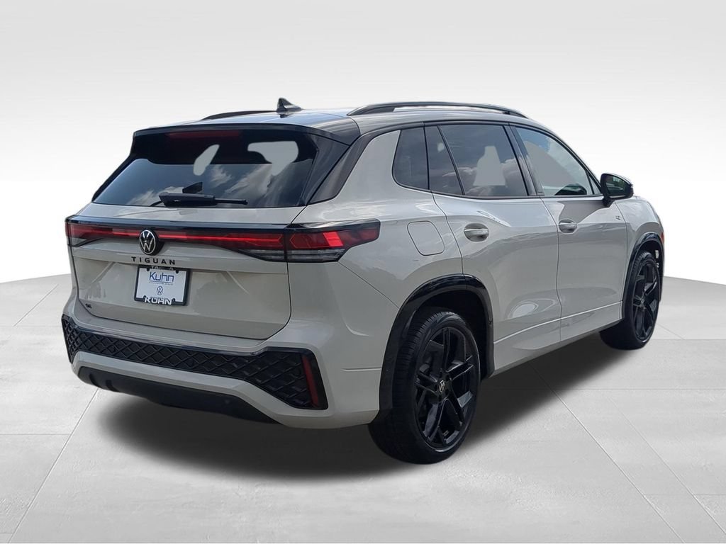 Certified 2026 Volkswagen Tiguan SE R-Line FWD image 3