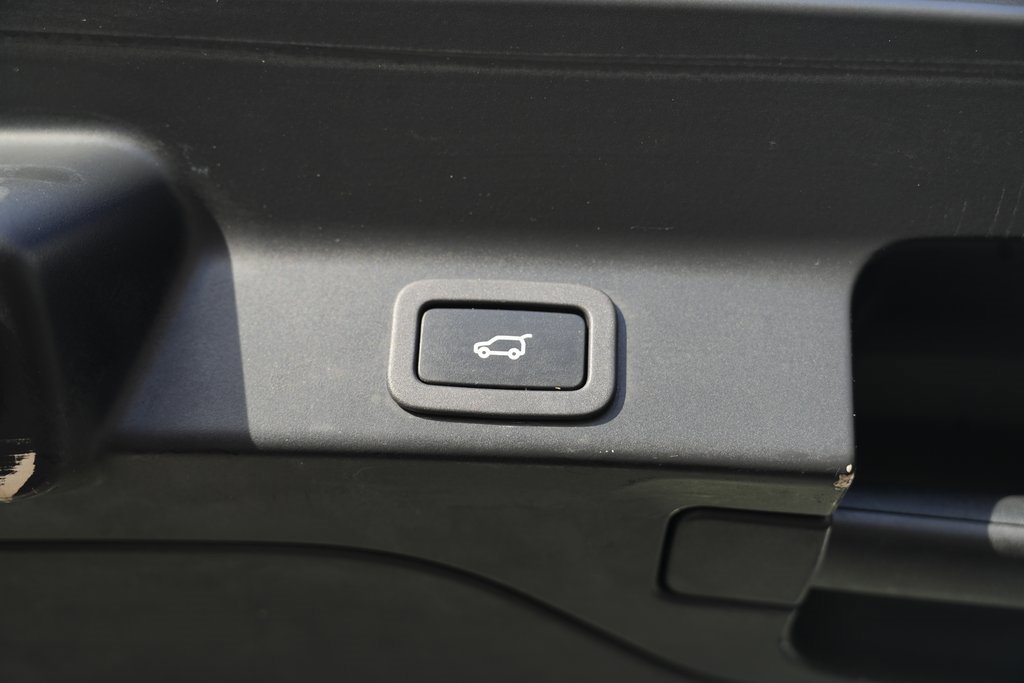 Used 2017 Jaguar F-PACE R-Sport image 16