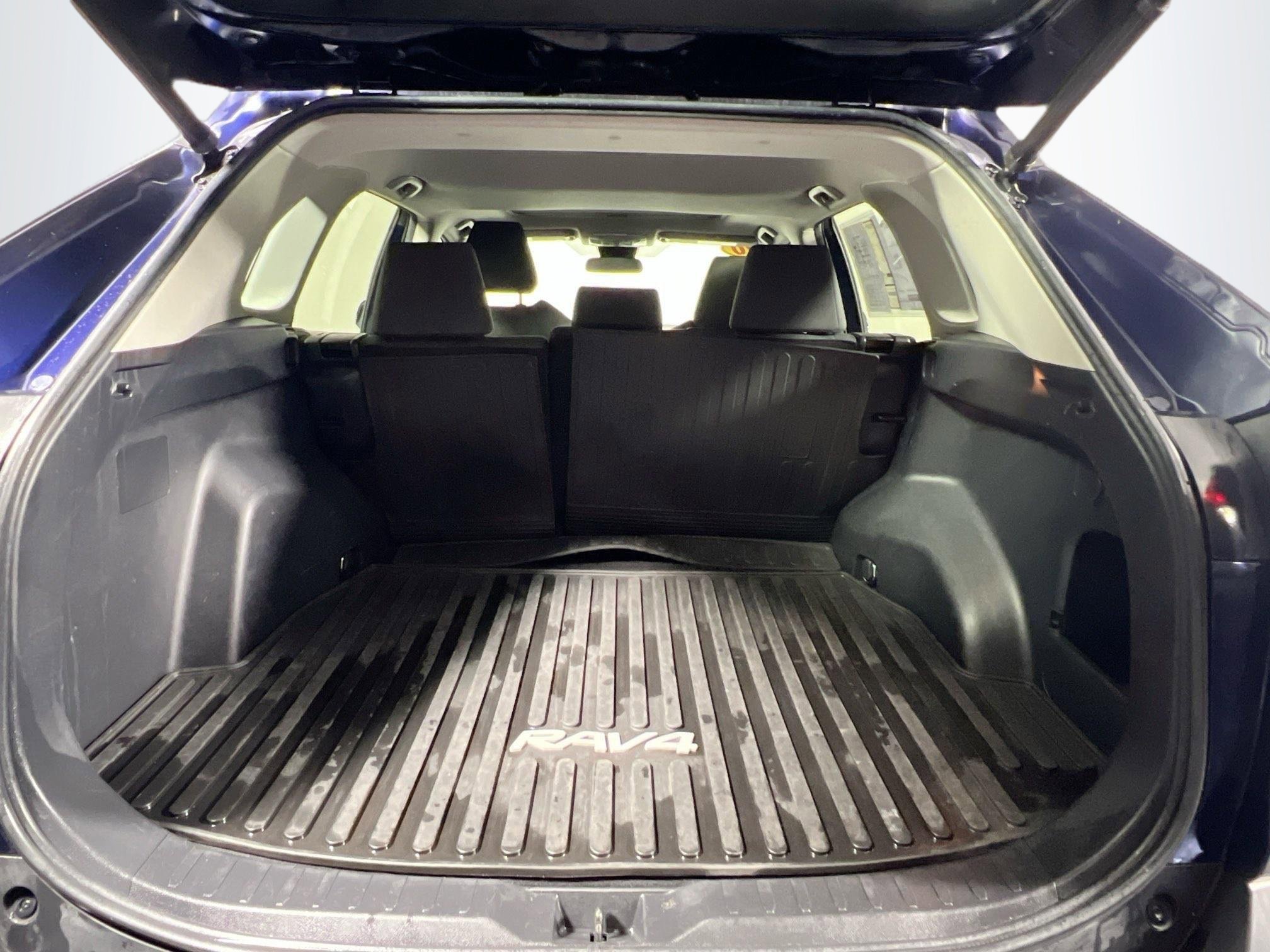 Used 2020 Toyota RAV4 XLE w/ Convenience Package FWD image 34