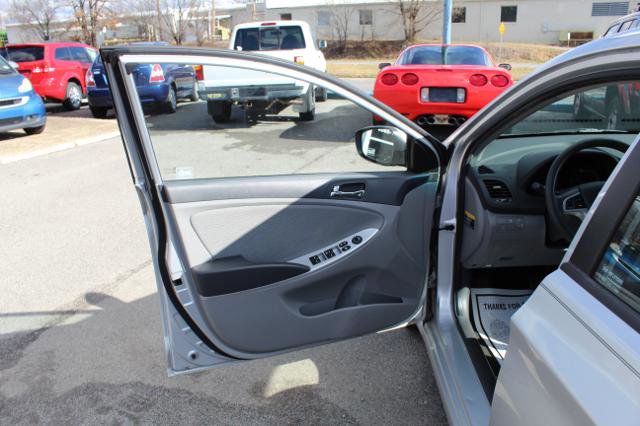 Used 2013 Hyundai Accent GLS w/ Premium Pkg image 12