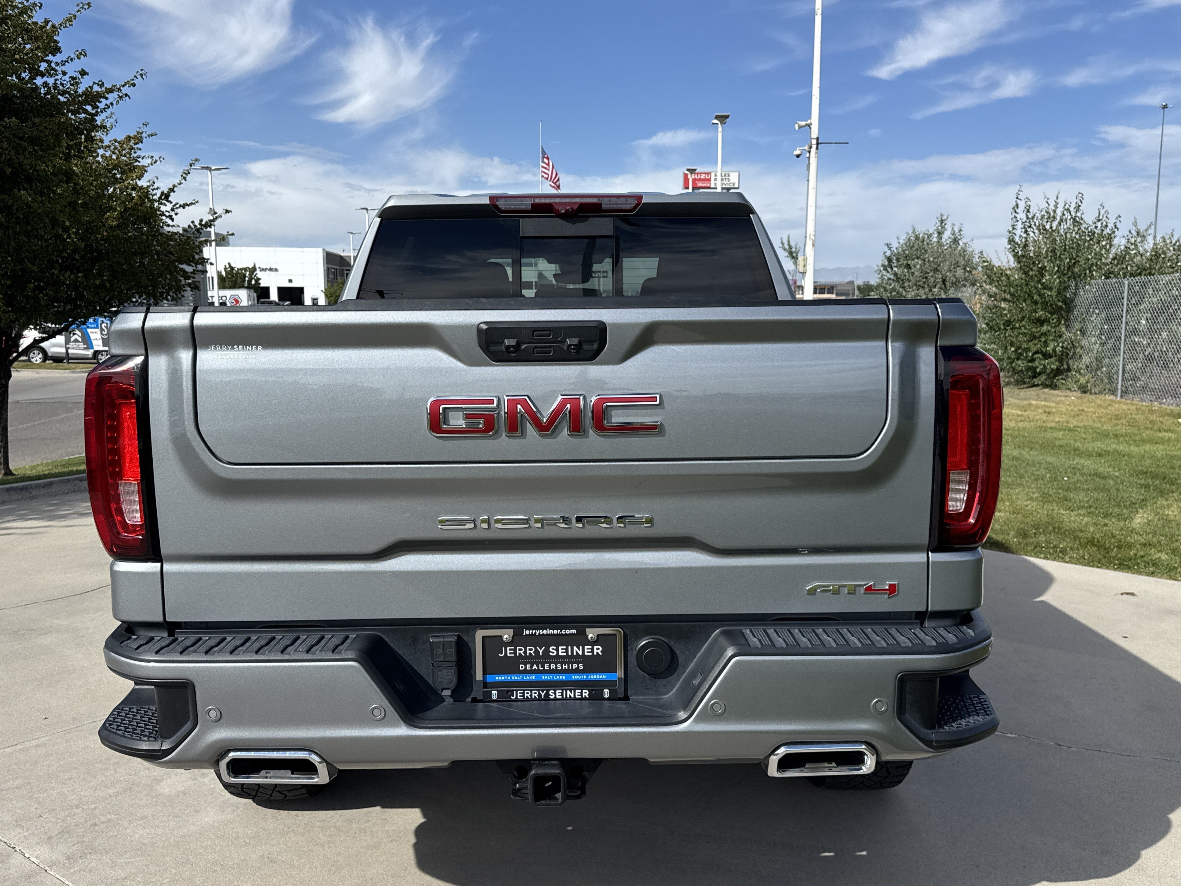 Used 2024 GMC Sierra 1500 AT4 w/ Technology Package AWD/4WD image 9