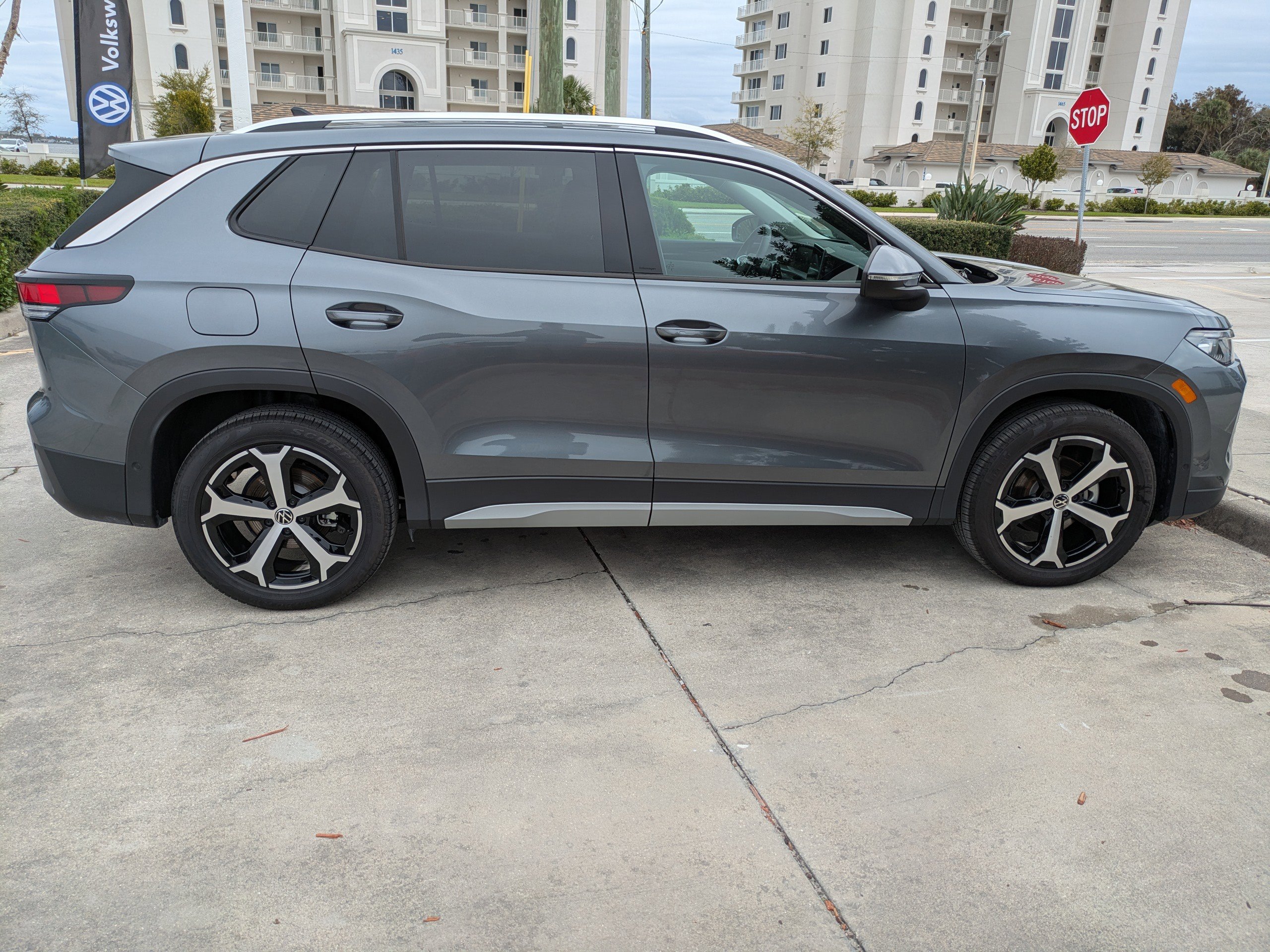 Used 2025 Volkswagen Tiguan SE FWD image 3