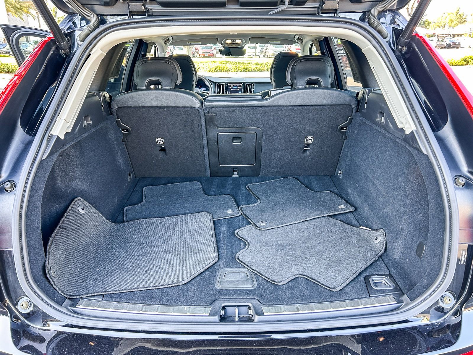 Used 2025 Volvo XC60 B5 Plus AWD/4WD image 27