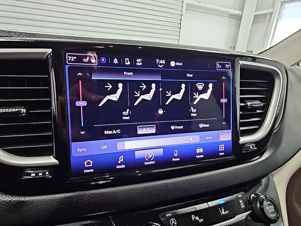 Used 2023 Chrysler Pacifica Touring-L image 14