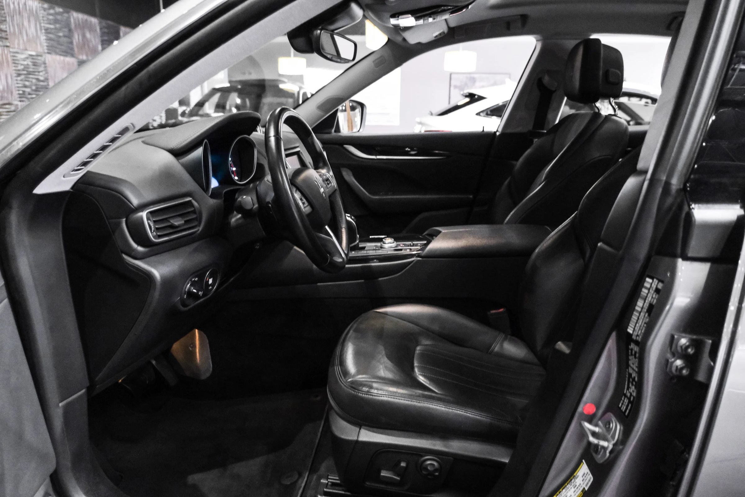 Used 2017 Maserati Levante AWD/4WD image 4