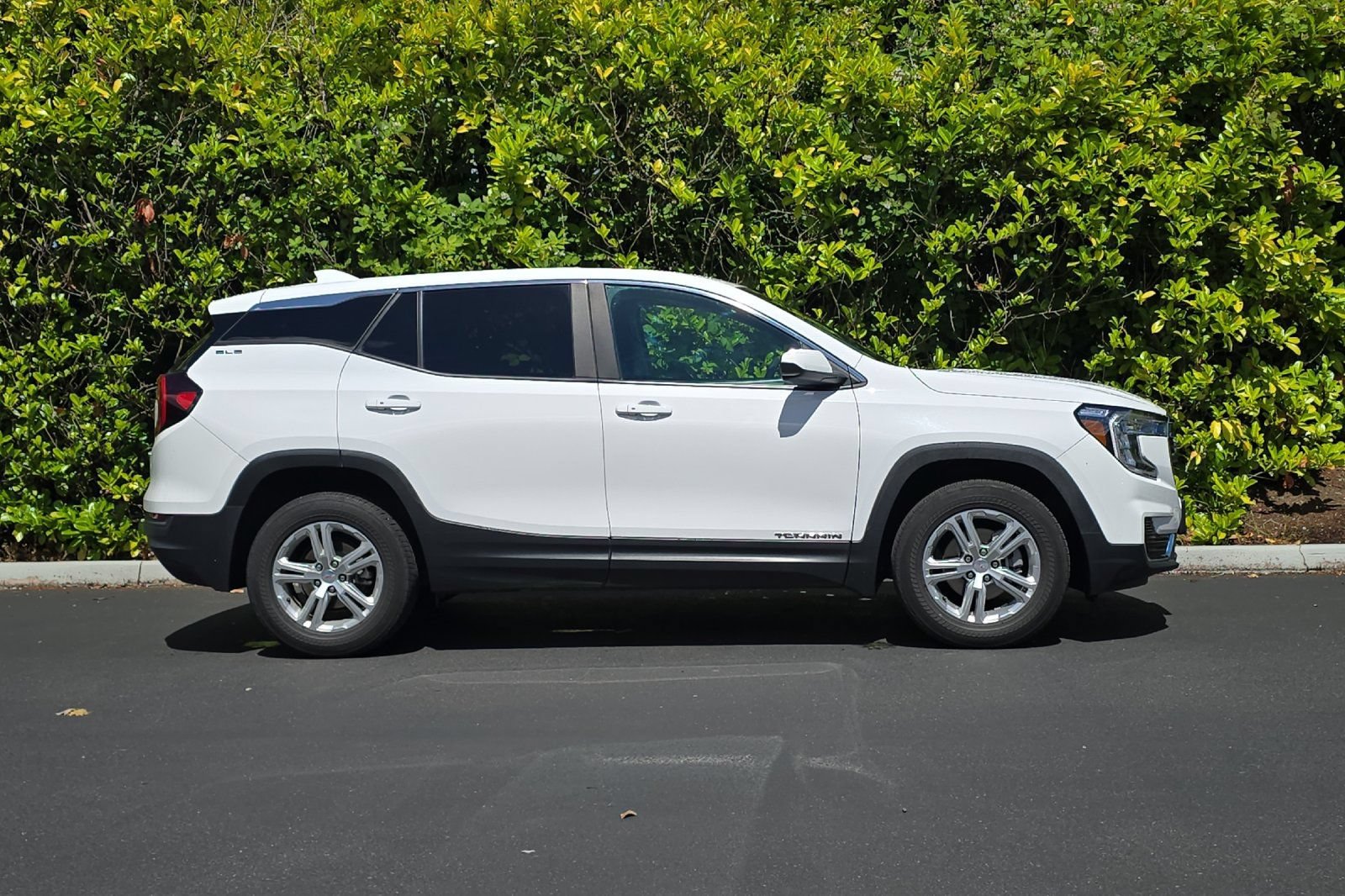 Used 2022 GMC Terrain SLE AWD/4WD image 3