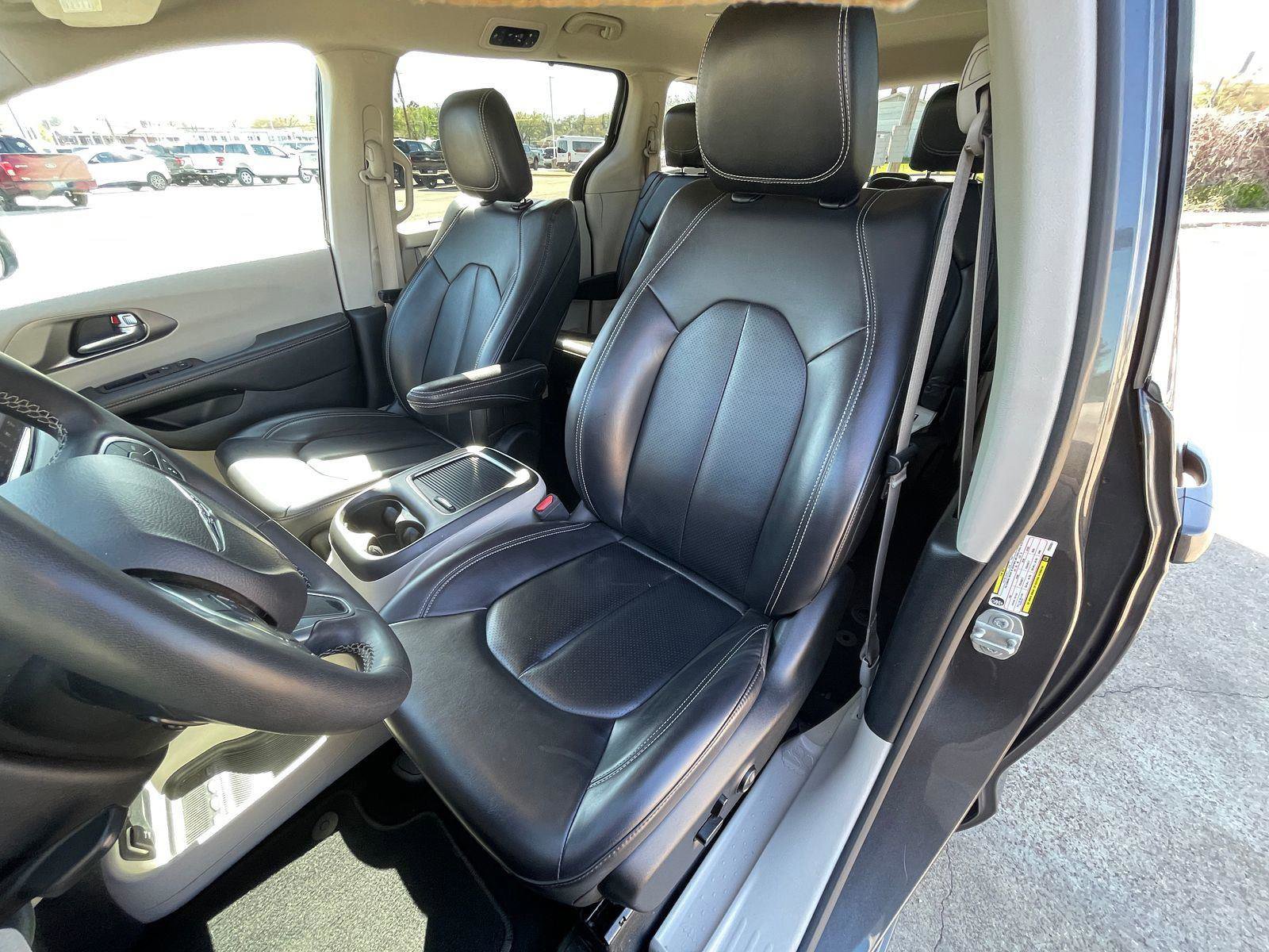 Used 2023 Chrysler Pacifica Touring-L image 9