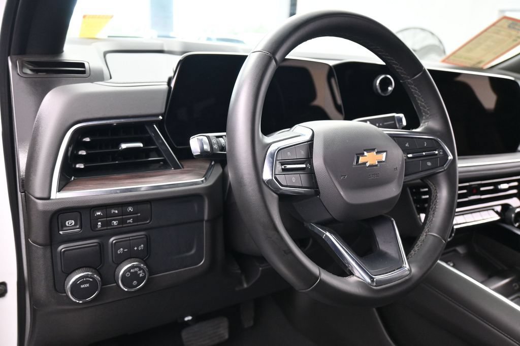 Used 2025 Chevrolet Suburban LT RWD image 15