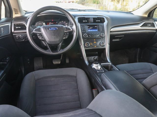 Used 2017 Ford Fusion SE FWD image 16