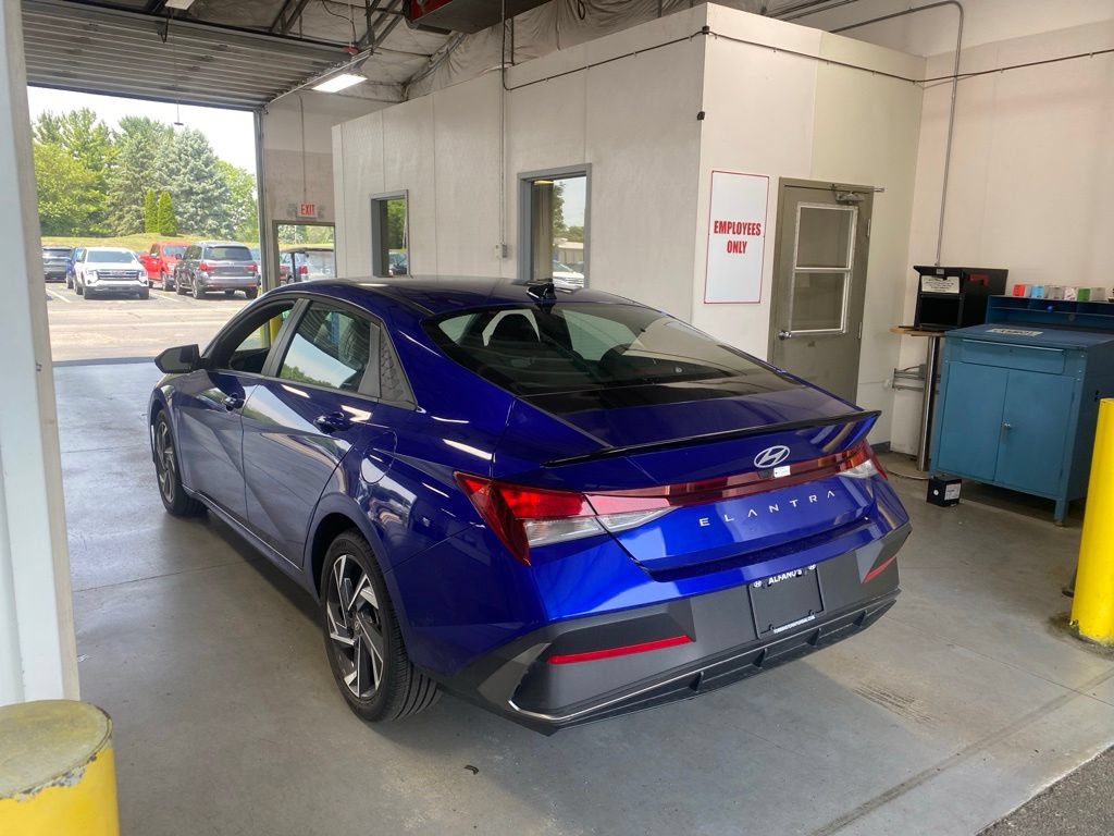 Used 2025 Hyundai Elantra Sport FWD image 3