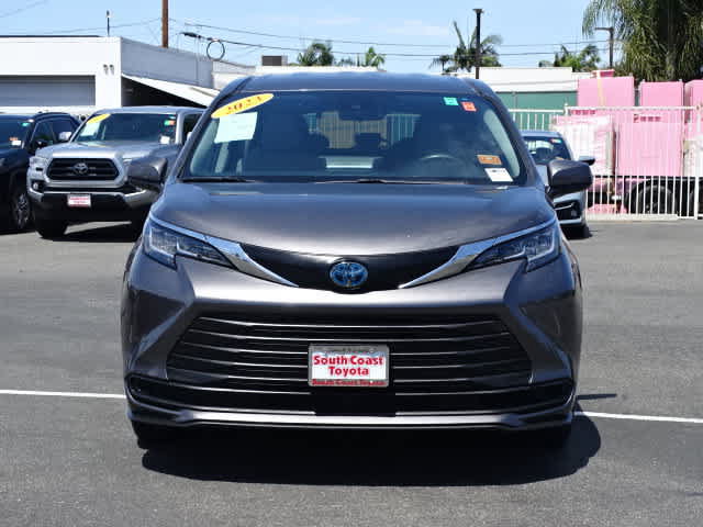 Used 2023 Toyota Sienna LE FWD image 3