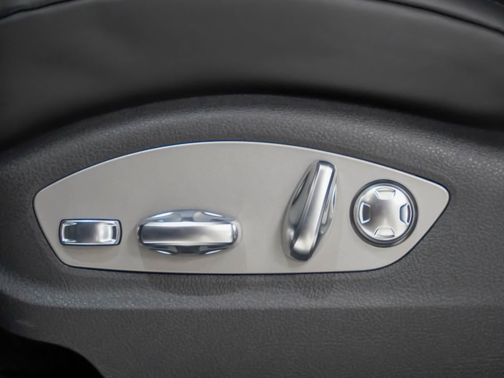 Used 2026 Porsche Macan image 14