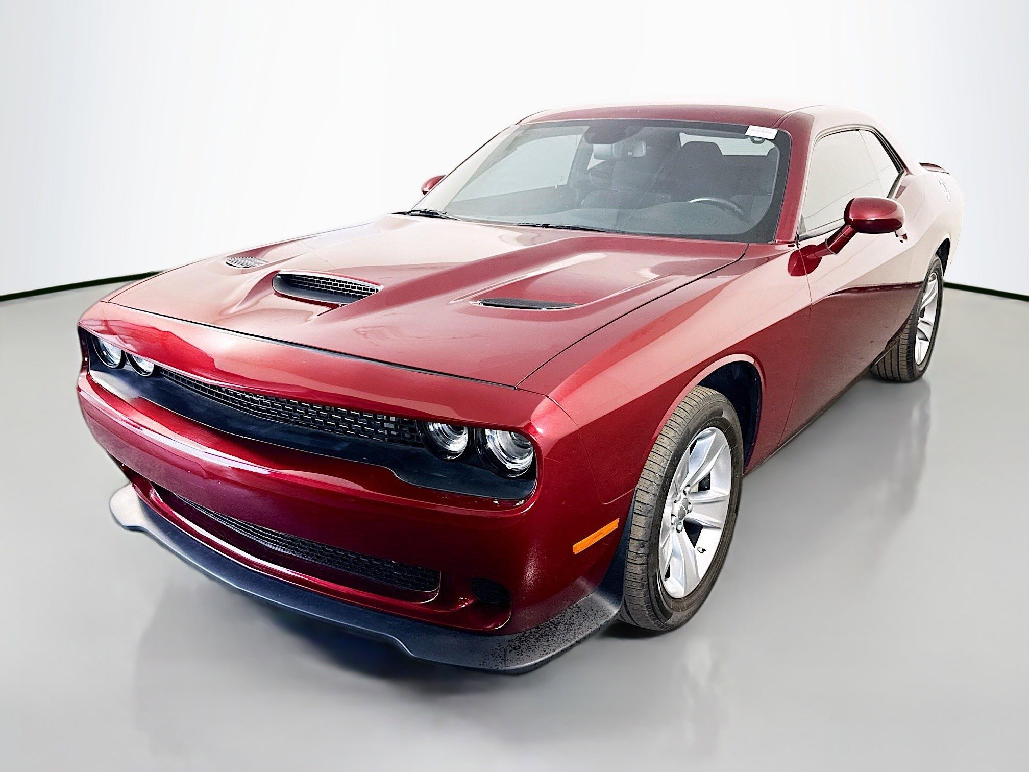 Used 2022 Dodge Challenger SXT RWD image 4