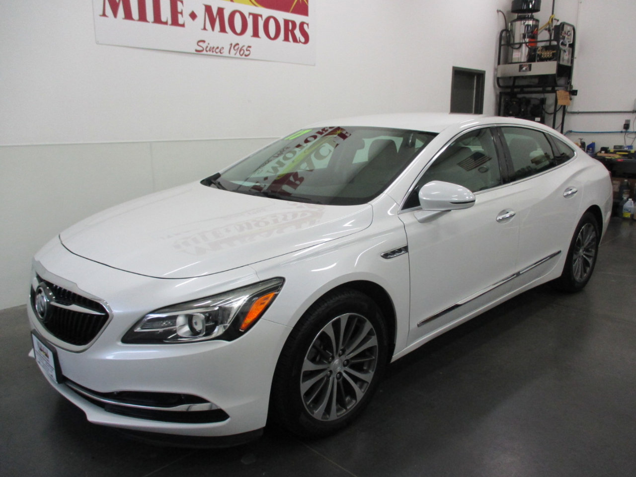 Used 2017 Buick LaCrosse Preferred image 3