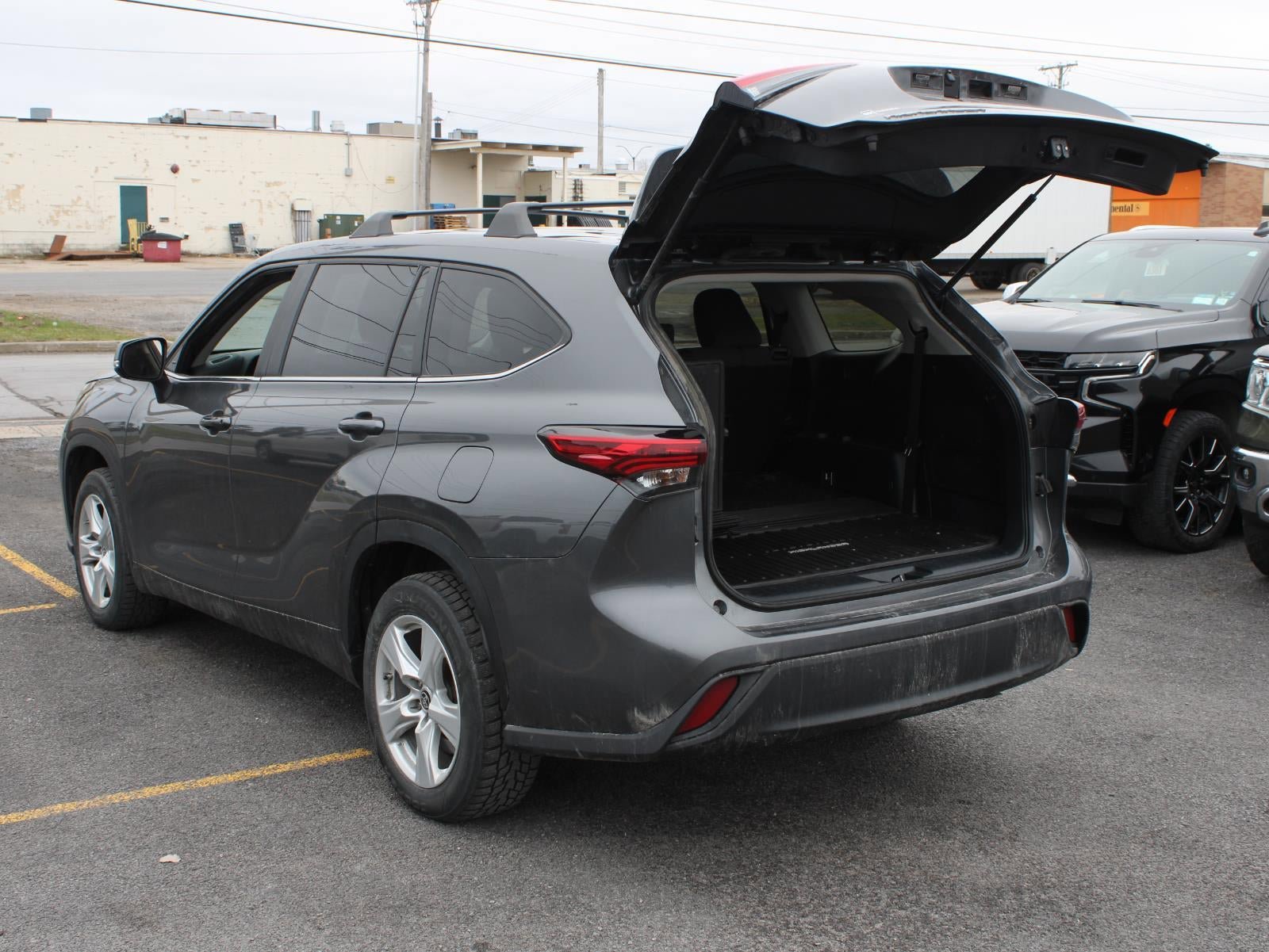 Used 2023 Toyota Highlander L FWD image 7