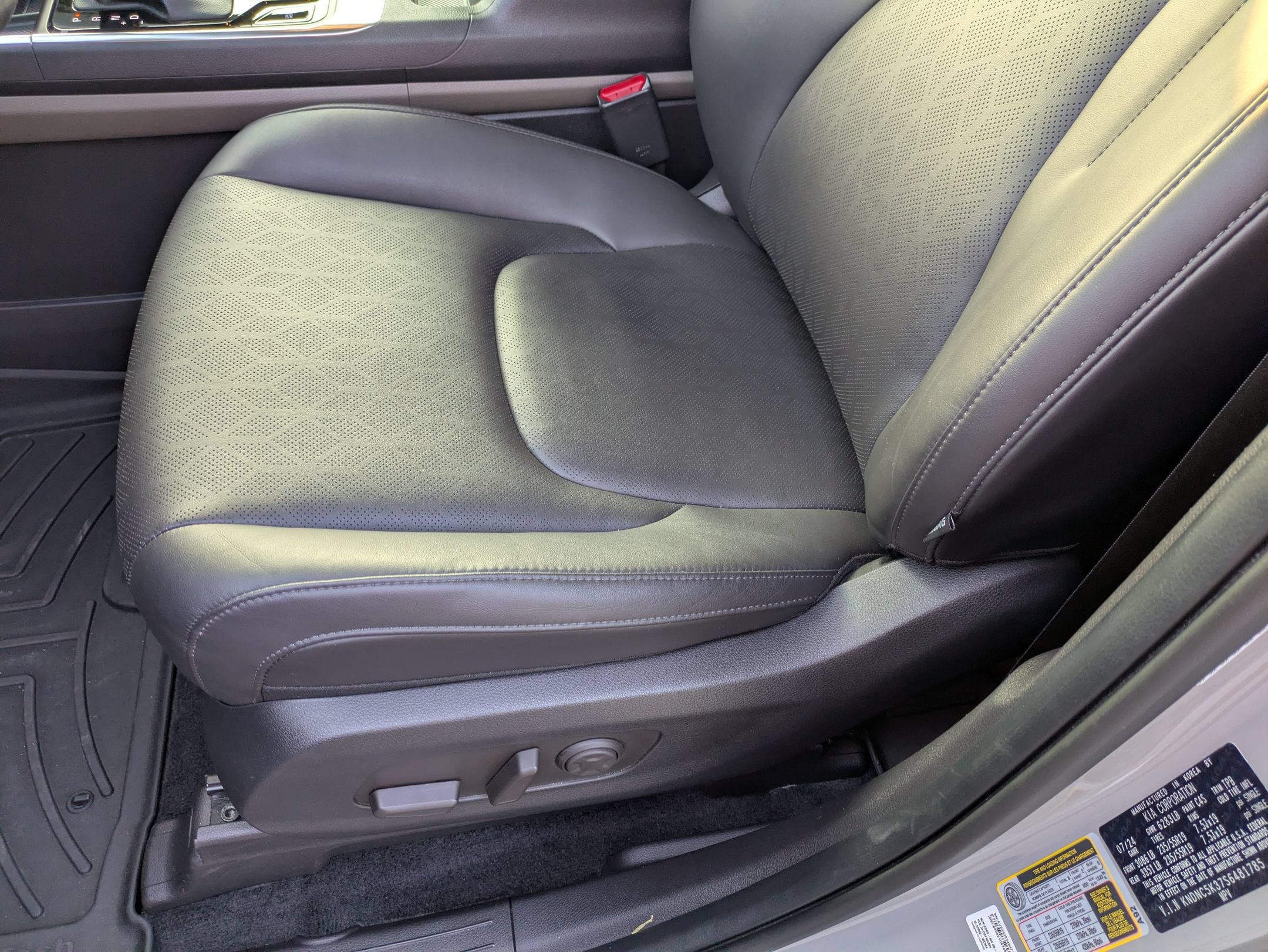 Used 2025 Kia Carnival EX FWD image 30