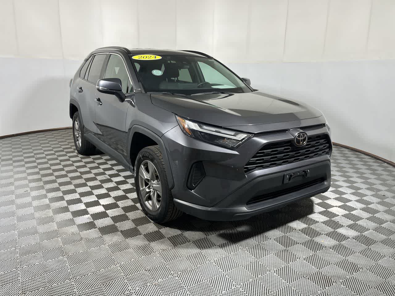 Used 2024 Toyota RAV4 XLE AWD/4WD image 2