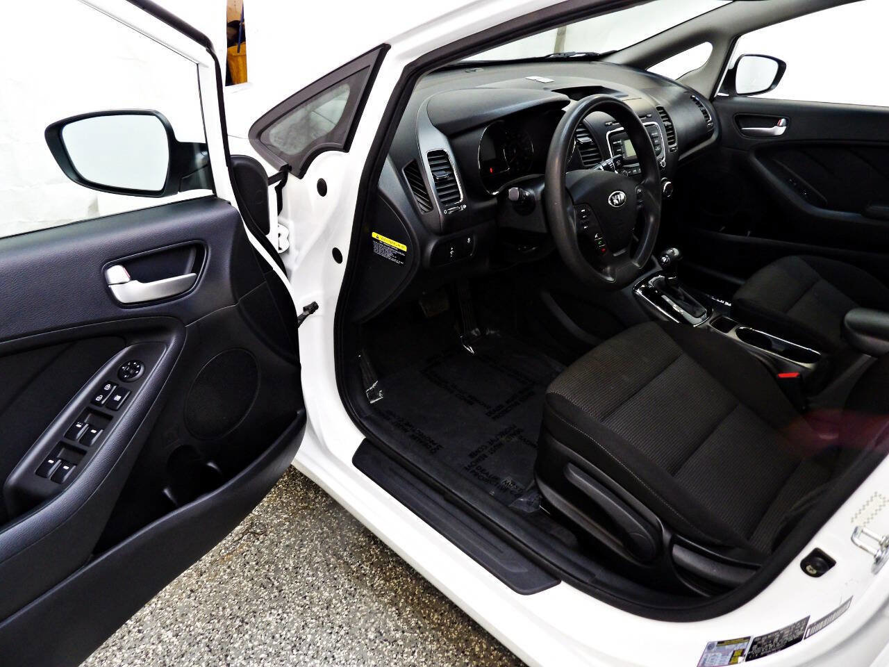 Used 2017 Kia Forte LX image 8