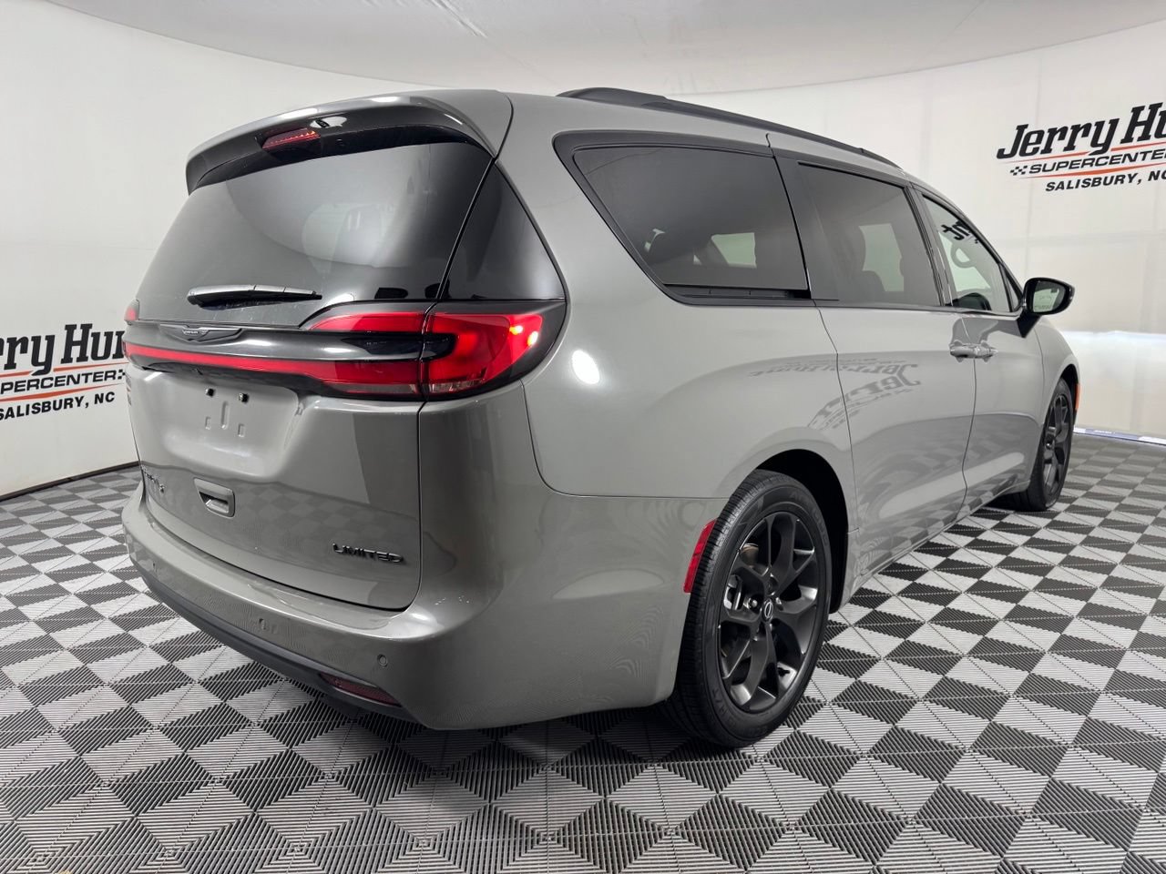 Used 2025 Chrysler Pacifica Limited FWD image 6