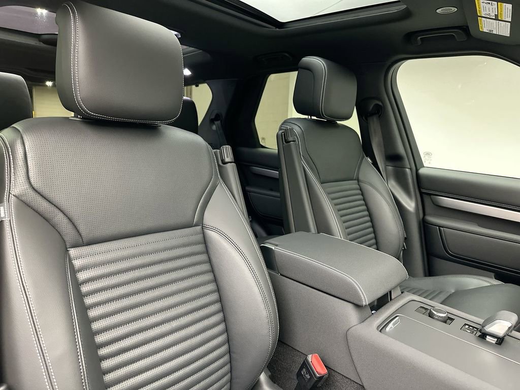 Certified 2025 Land Rover Discovery Dynamic SE AWD/4WD image 4
