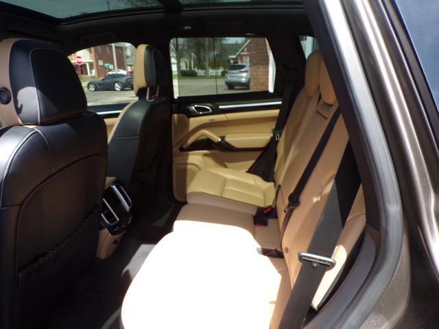 Used 2016 Porsche Cayenne w/ Premium Package Plus image 12