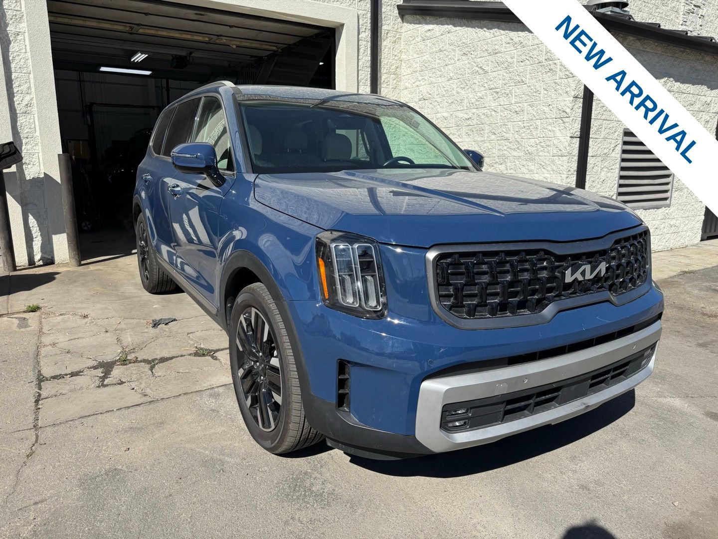 Used 2025 Kia Telluride SX w/ SX Captain's Chair Package image 1
