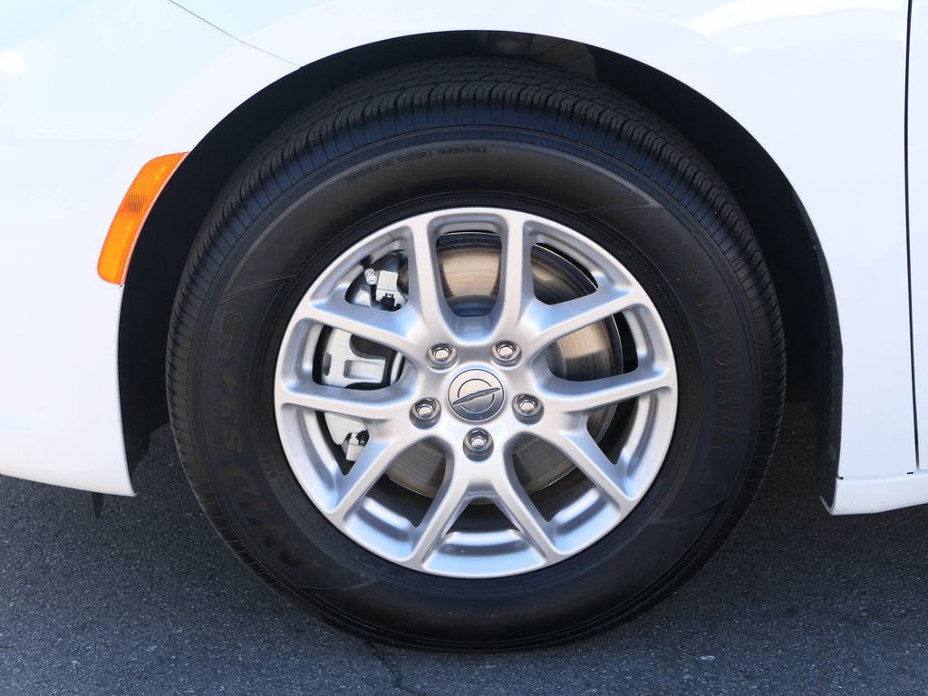 Used 2024 Chrysler Pacifica Touring image 9