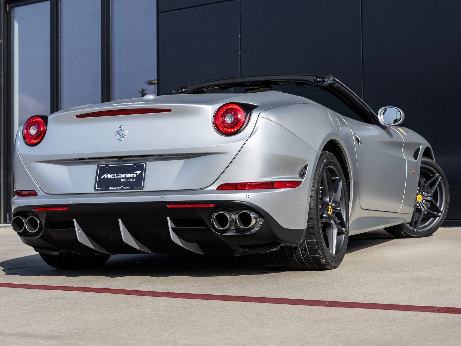 Used 2015 Ferrari California T RWD image 9
