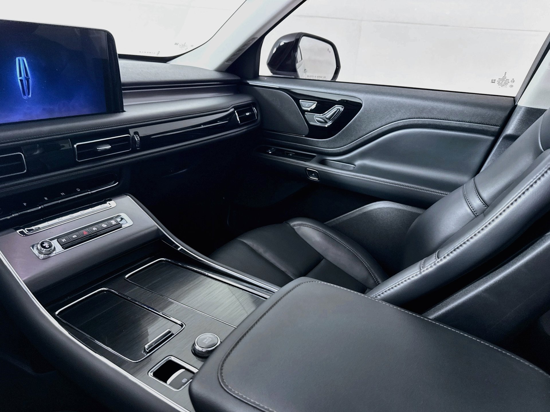Used 2025 Lincoln Aviator AWD w/ Jet Appearance Package image 25