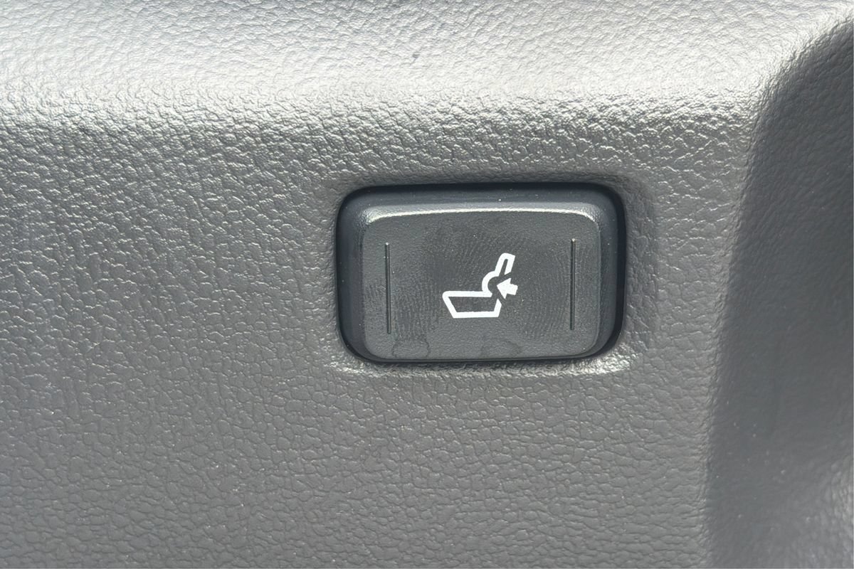 Used 2019 Toyota C-HR Limited FWD image 18
