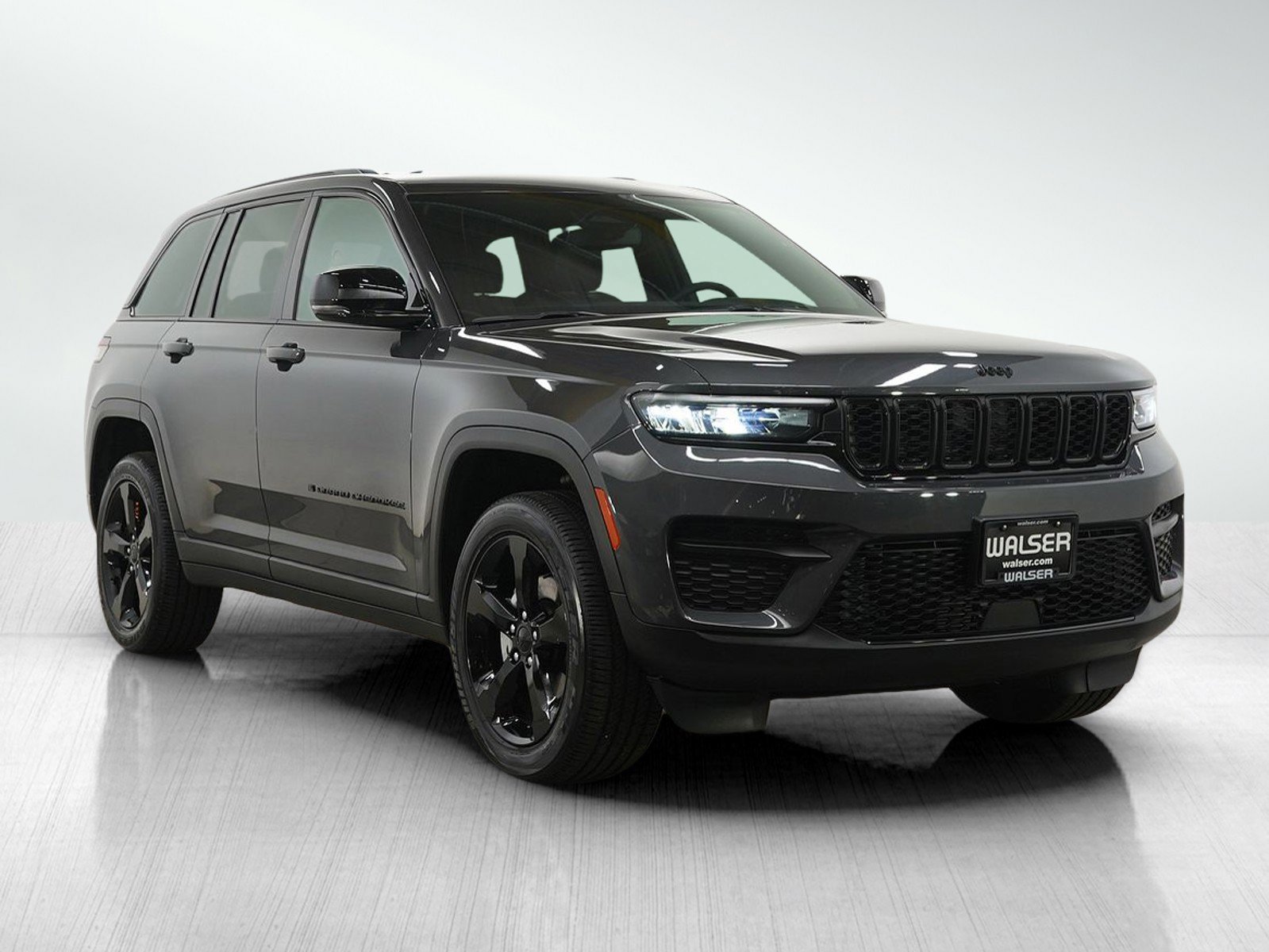Used 2024 Jeep Grand Cherokee Altitude AWD/4WD image 7
