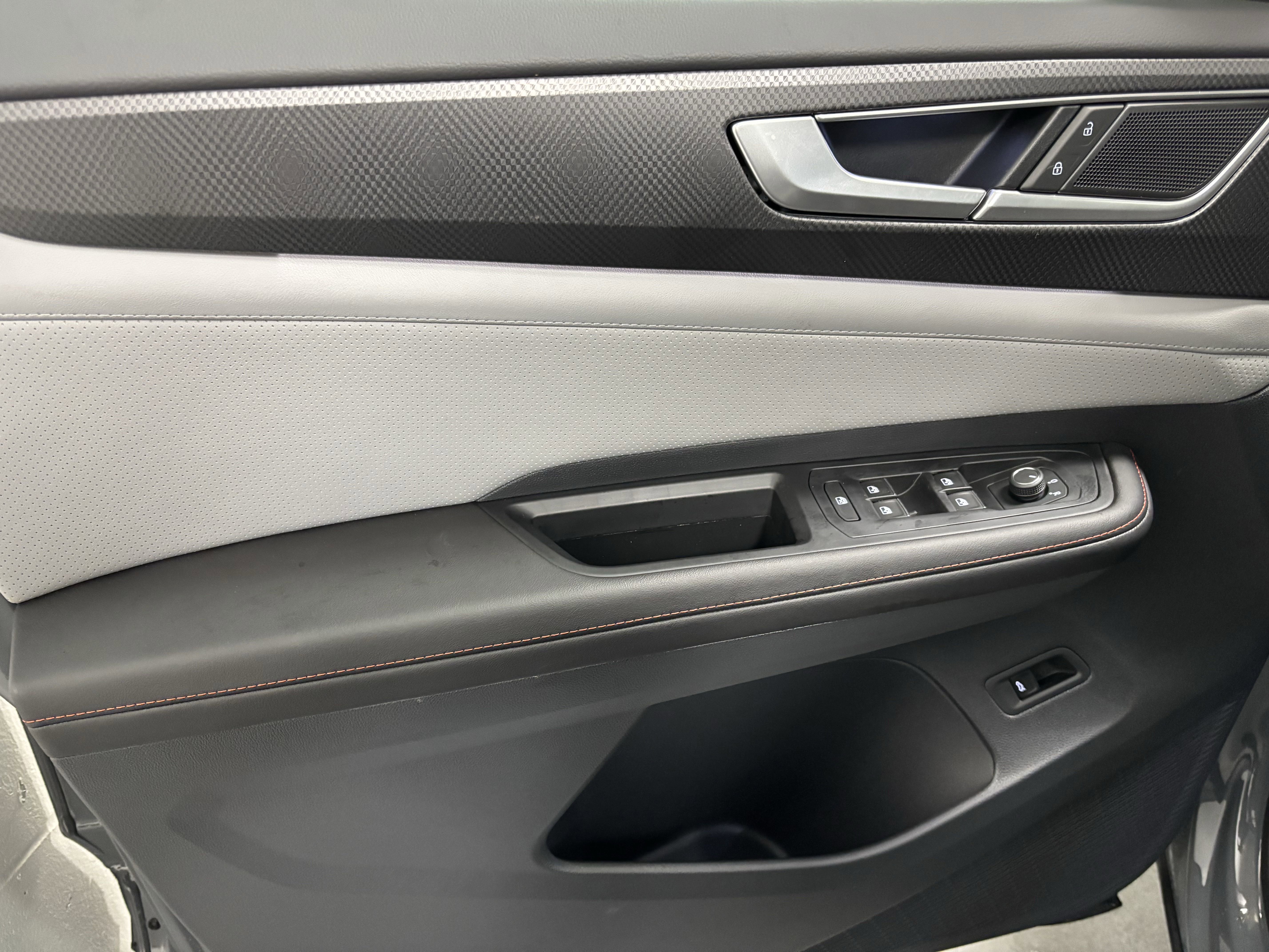 New 2025 Volkswagen Atlas Peak Edition SE image 2