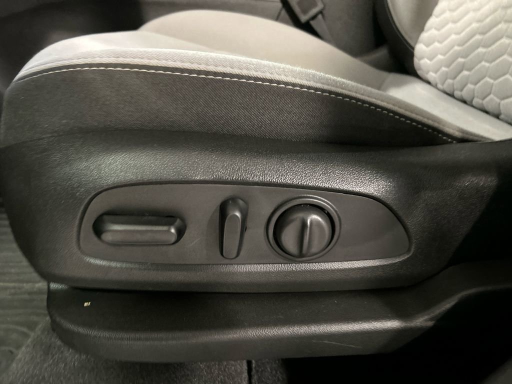 Used 2020 Chevrolet Equinox LS w/ LS Convenience Package image 11