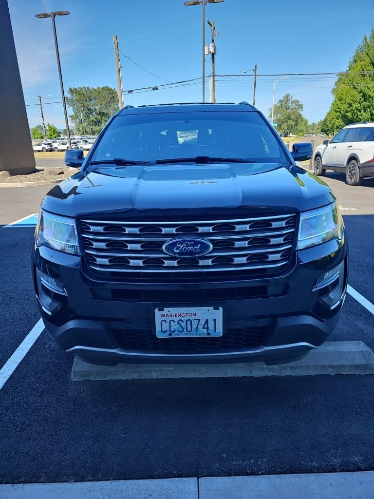 Used 2017 Ford Explorer XLT w/ Class II Trailer Tow Package AWD/4WD image 2