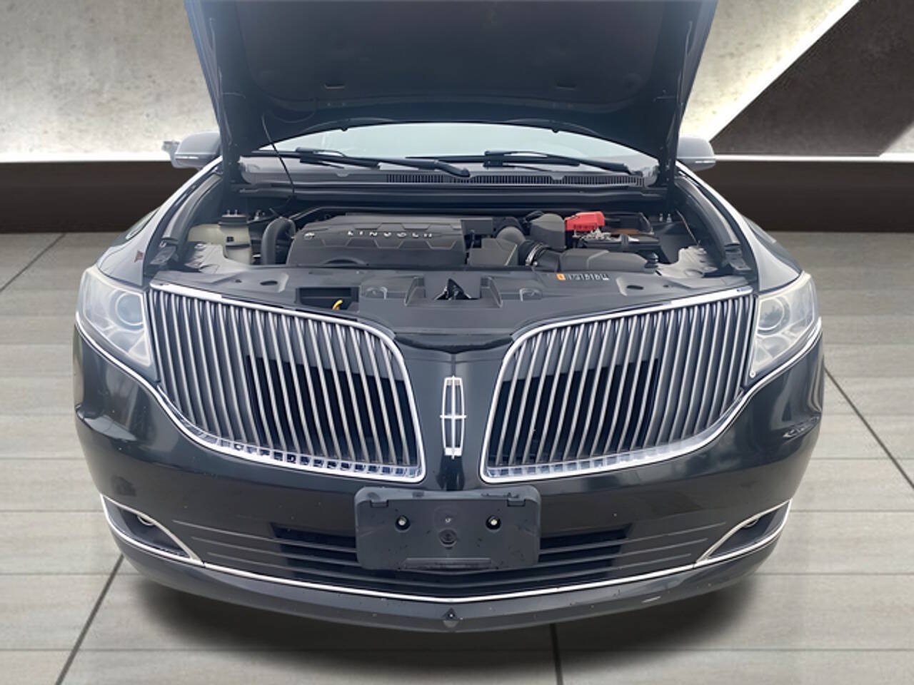 Used 2015 Lincoln MKT AWD image 3
