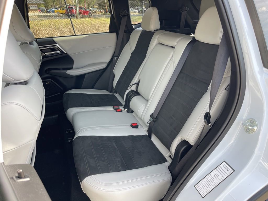 Used 2025 Mitsubishi Outlander SE image 20