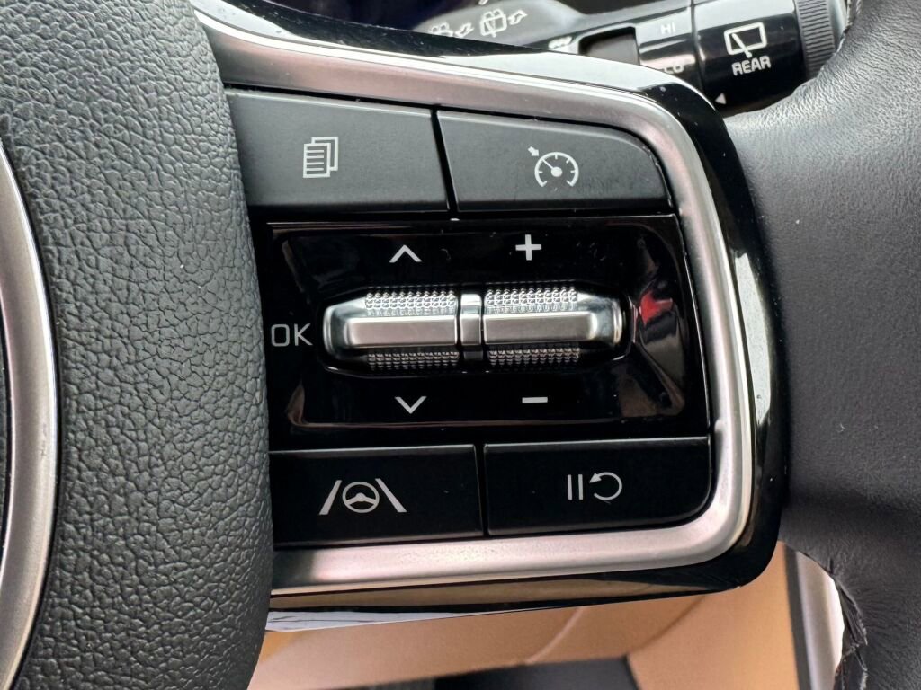 Used 2024 Kia Carnival LX image 25