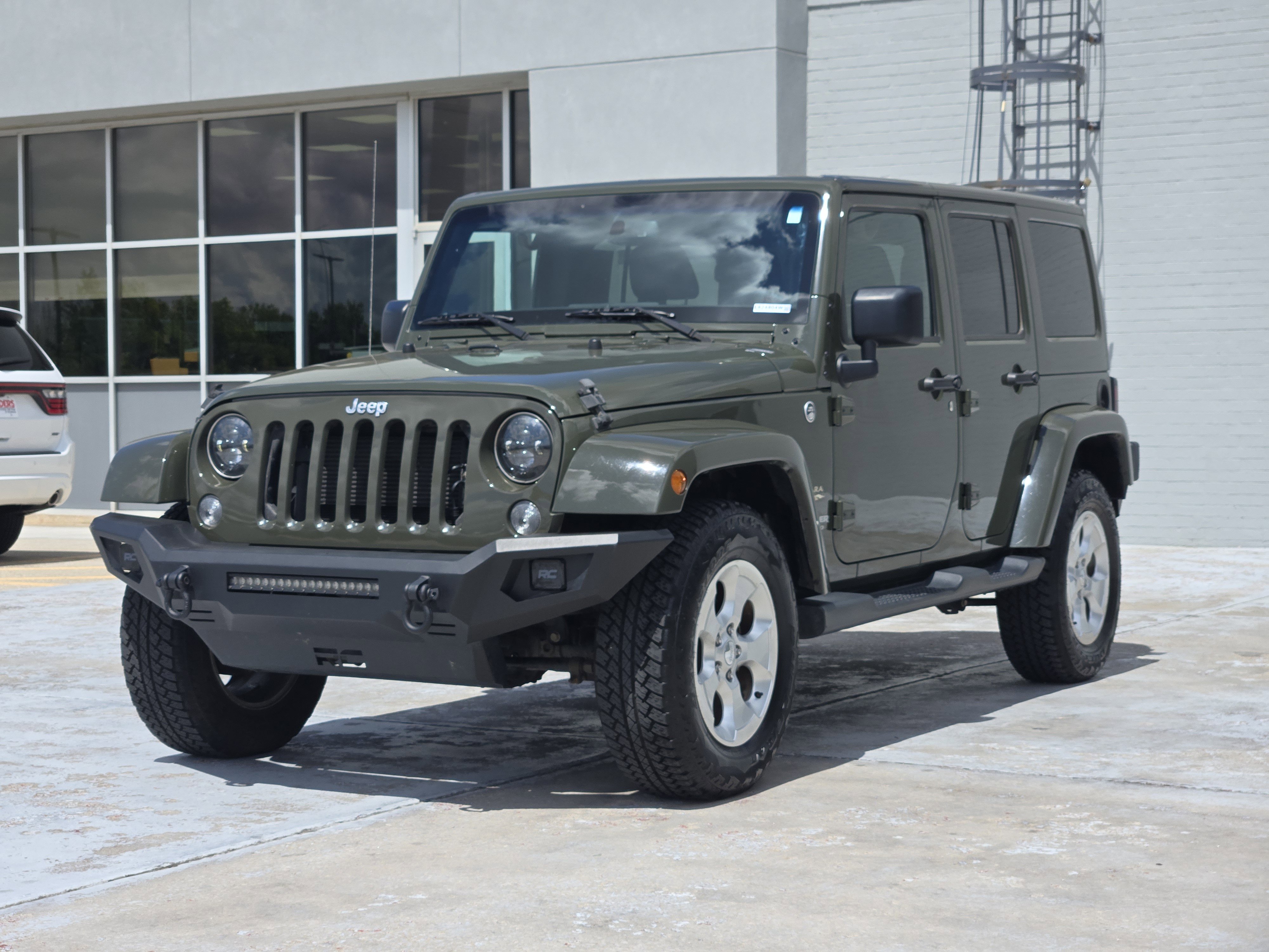 Used 2015 Jeep Wrangler Unlimited Sahara w/ Connectivity Group AWD/4WD image 3