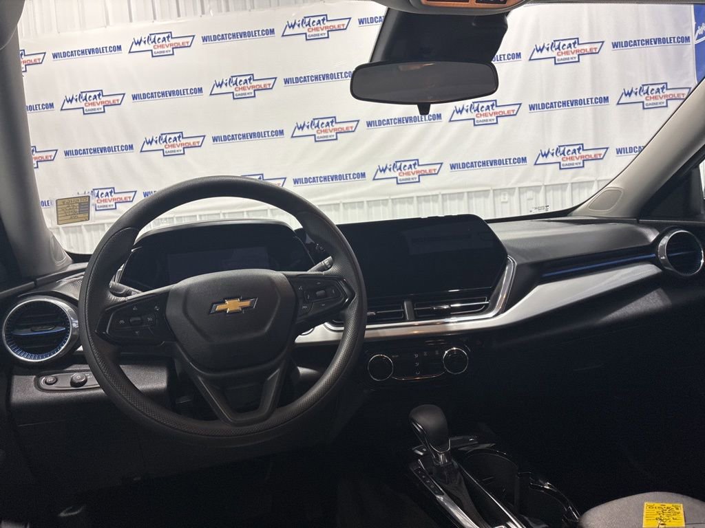 Used 2026 Chevrolet Trax LT FWD image 2