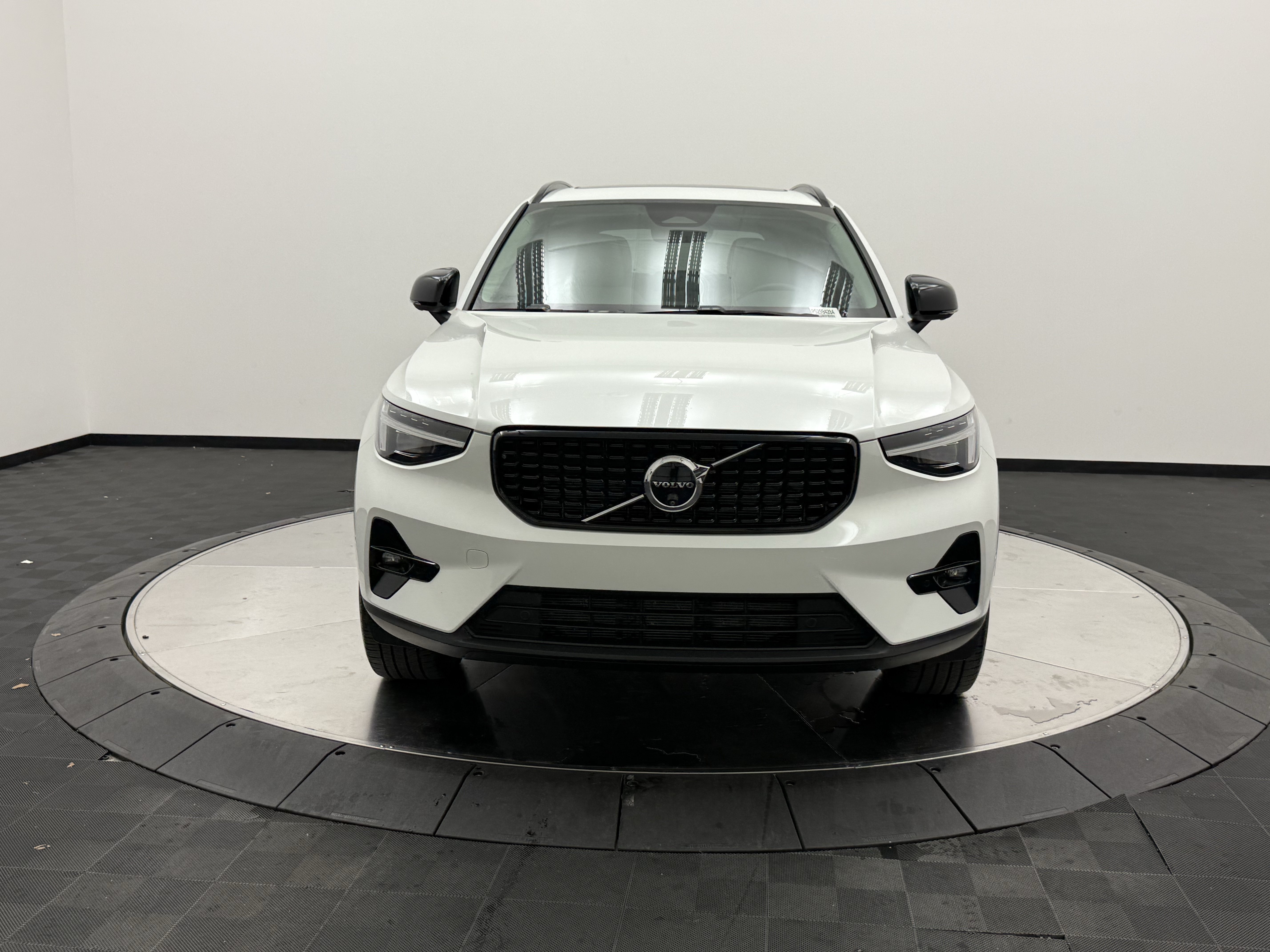 Certified 2025 Volvo XC40 B5 Ultra AWD/4WD image 2