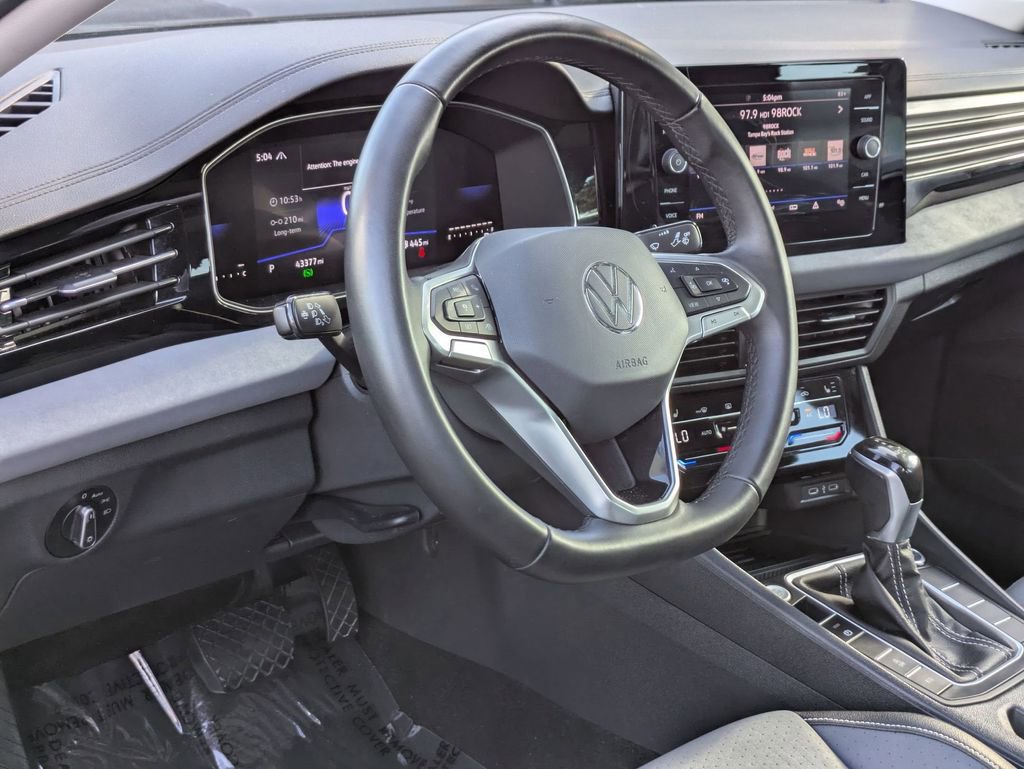 Used 2025 Volkswagen Jetta SE image 14